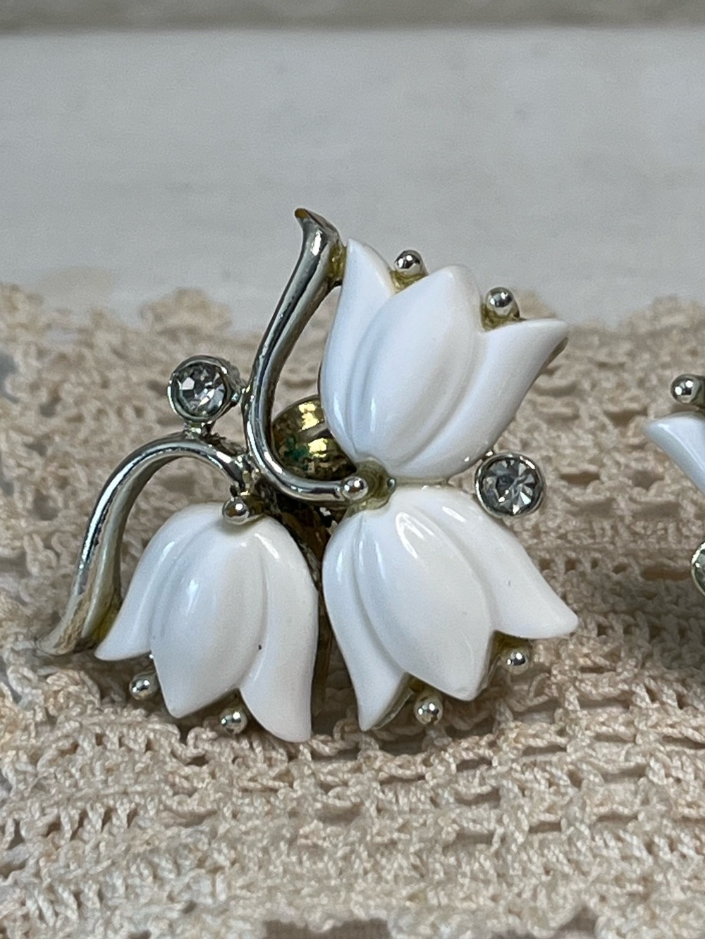 Elegant Kramer White Tulip Thermoset Clip-On Earrings Designer Signed - Picture 3 of 13